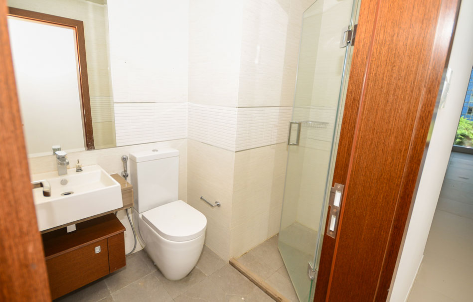 bathroom in gate towers apartment for rent